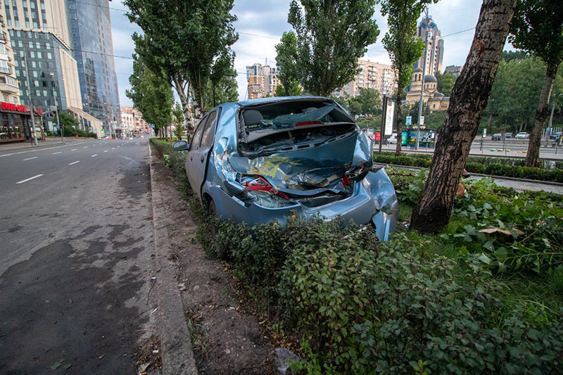 В Киеве автомобиль такси снес дерево и вылетел на аллею В Киеве автомобиль такси снес дерево и вылетел на аллею