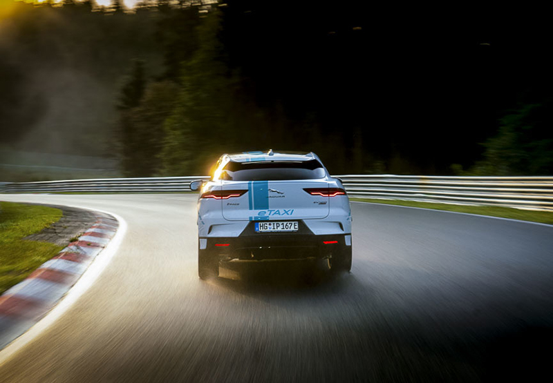 Jaguar I-Pace превратили в первое в мире гоночное такси на батарейках Jaguar I-Pace превратили в первое в мире гоночное такси на батарейках